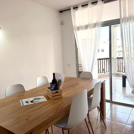 Paradise Holidays 2 Bedrooms & Sea View, Cristianos, Tenerife Apartament *